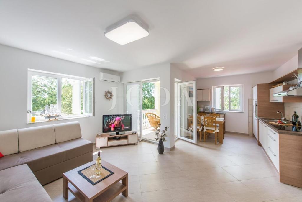 Casa indipendente con quattro appartamenti e piscina