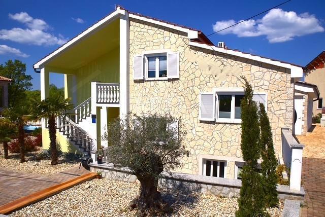 Casa indipendente con quattro appartamenti e piscina