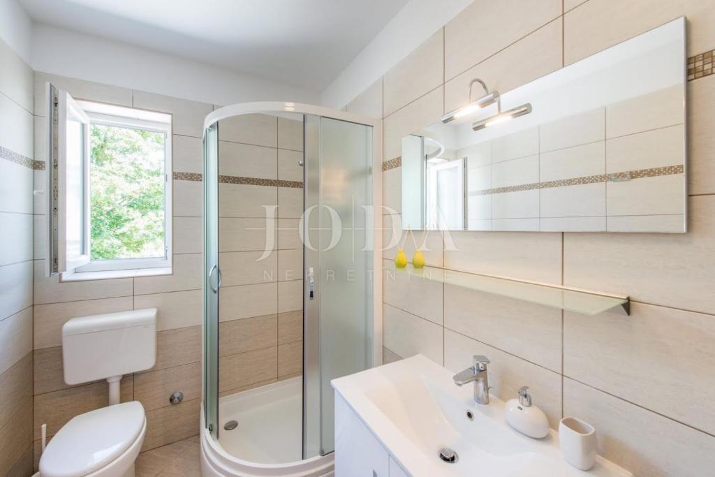 Casa indipendente con quattro appartamenti e piscina