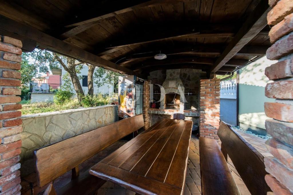 Casa indipendente con quattro appartamenti e piscina