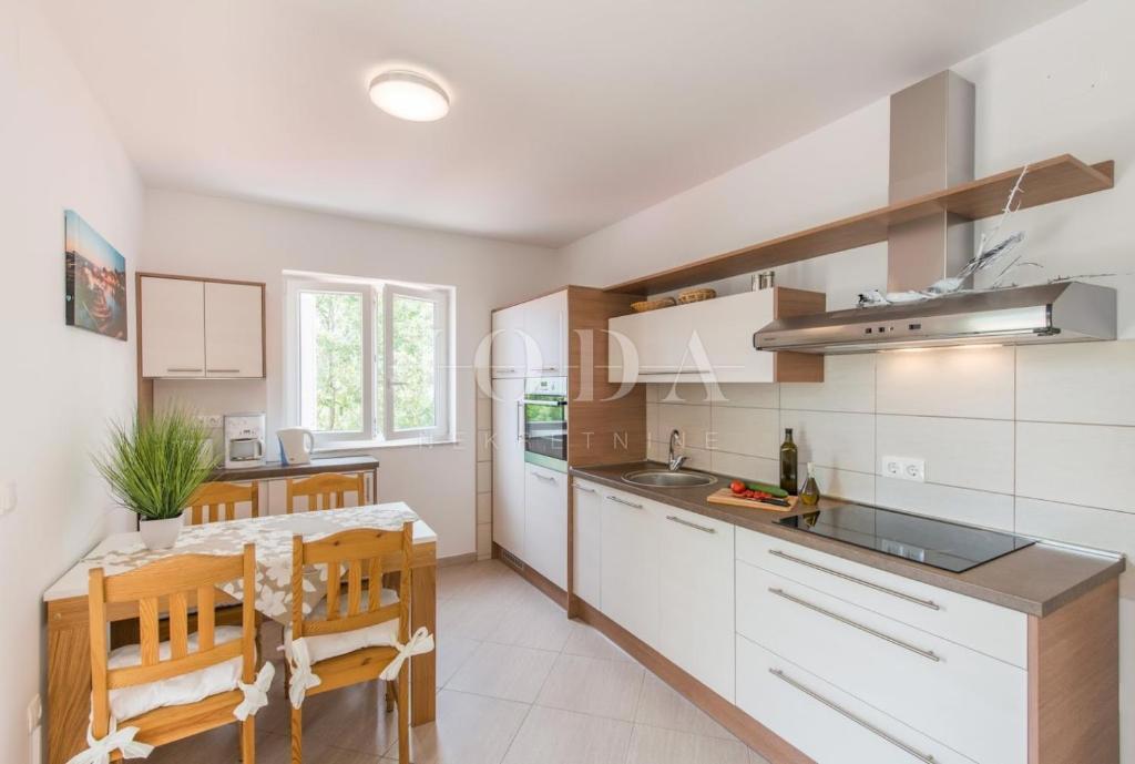 Casa indipendente con quattro appartamenti e piscina