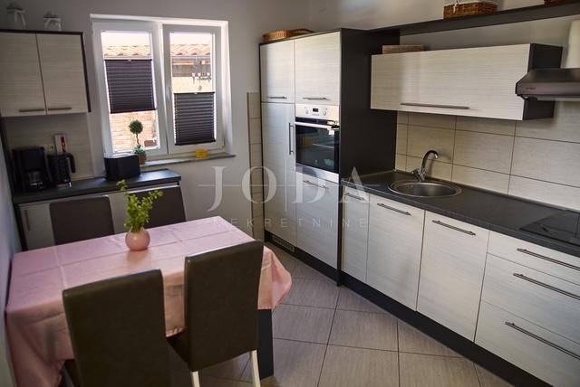 Casa indipendente con quattro appartamenti e piscina