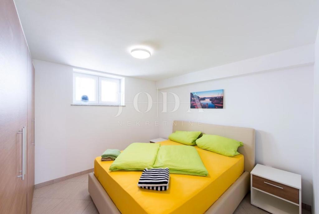 Casa indipendente con quattro appartamenti e piscina