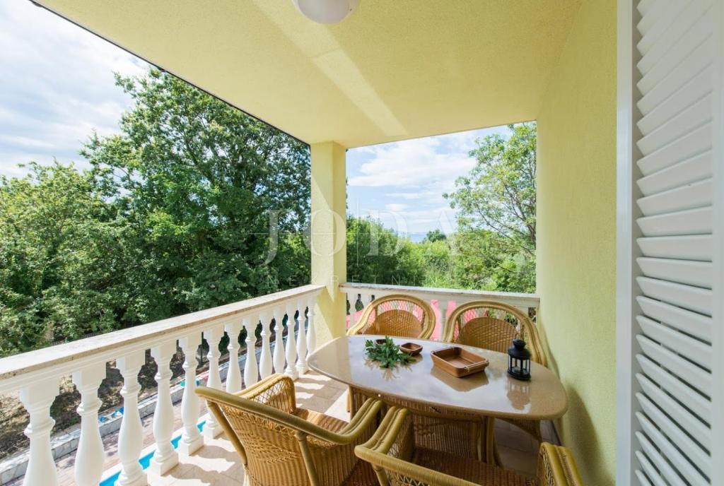 Casa indipendente con quattro appartamenti e piscina