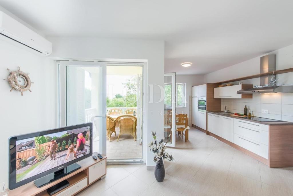 Casa indipendente con quattro appartamenti e piscina