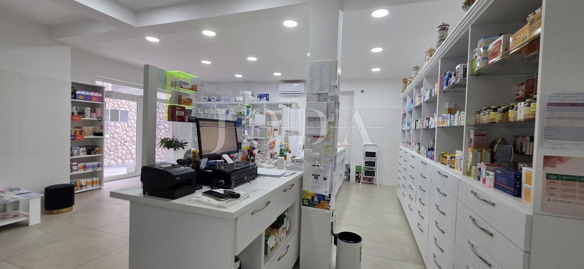 Locale commerciale con inquilino stabile (farmacia) – 103 m², piano terra, parcheggio, ottima posizione Dramalj