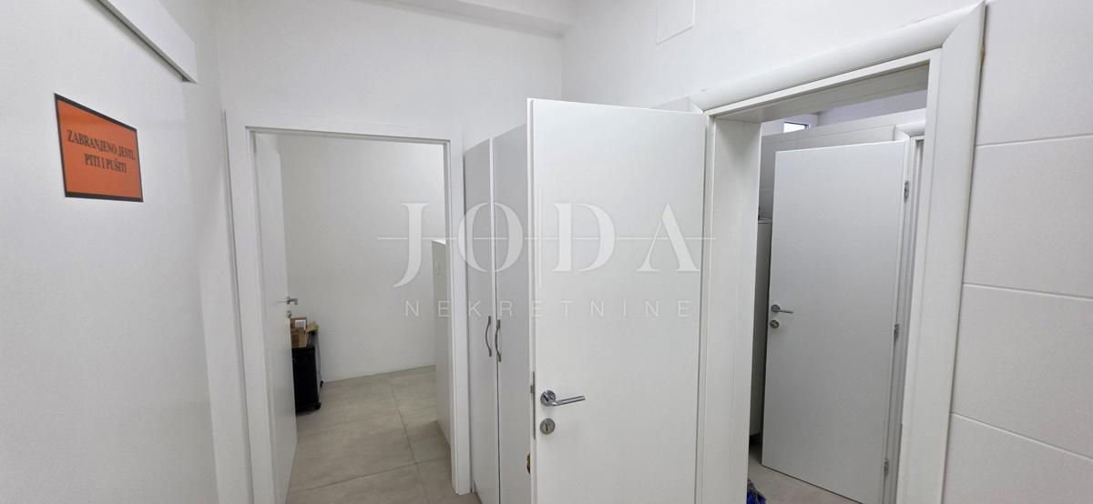 Locale commerciale con inquilino stabile (farmacia) – 103 m², piano terra, parcheggio, ottima posizione Dramalj