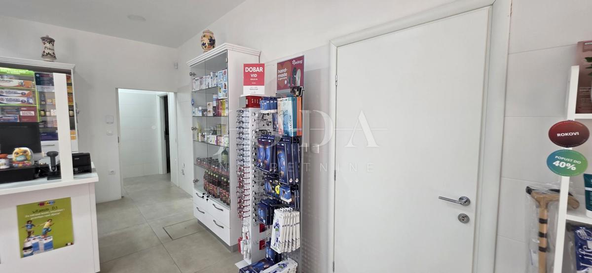 Locale commerciale con inquilino stabile (farmacia) – 103 m², piano terra, parcheggio, ottima posizione Dramalj