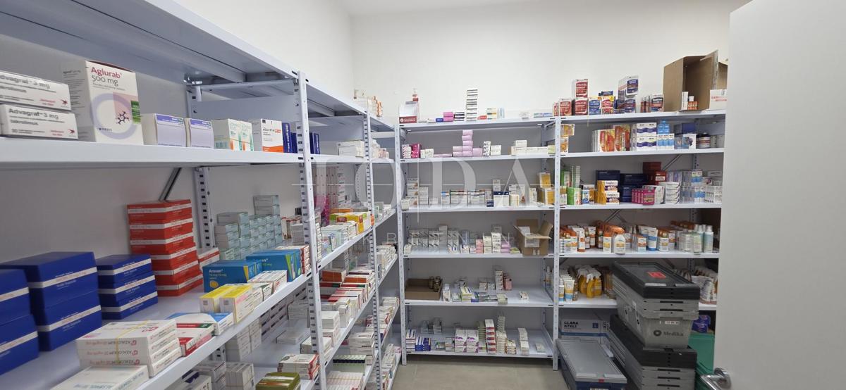 Locale commerciale con inquilino stabile (farmacia) – 103 m², piano terra, parcheggio, ottima posizione Dramalj