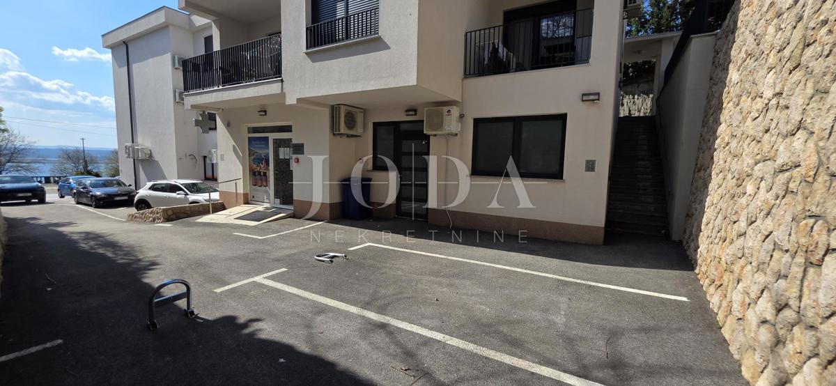 Locale commerciale con inquilino stabile (farmacia) – 103 m², piano terra, parcheggio, ottima posizione Dramalj