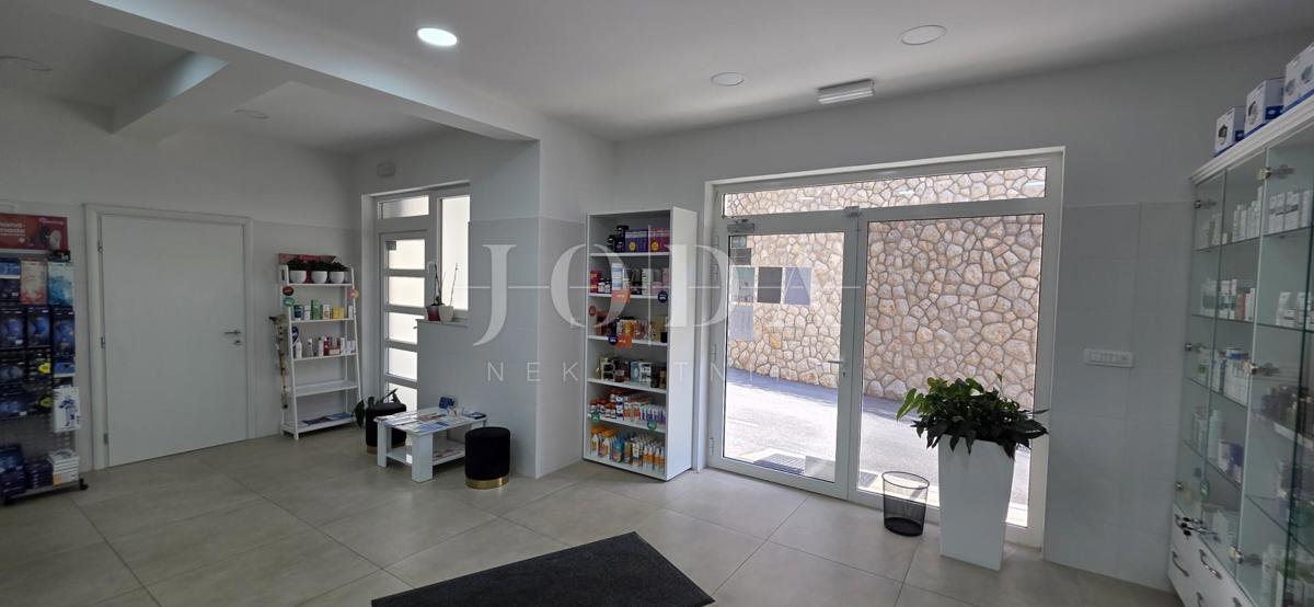 Locale commerciale con inquilino stabile (farmacia) – 103 m², piano terra, parcheggio, ottima posizione Dramalj