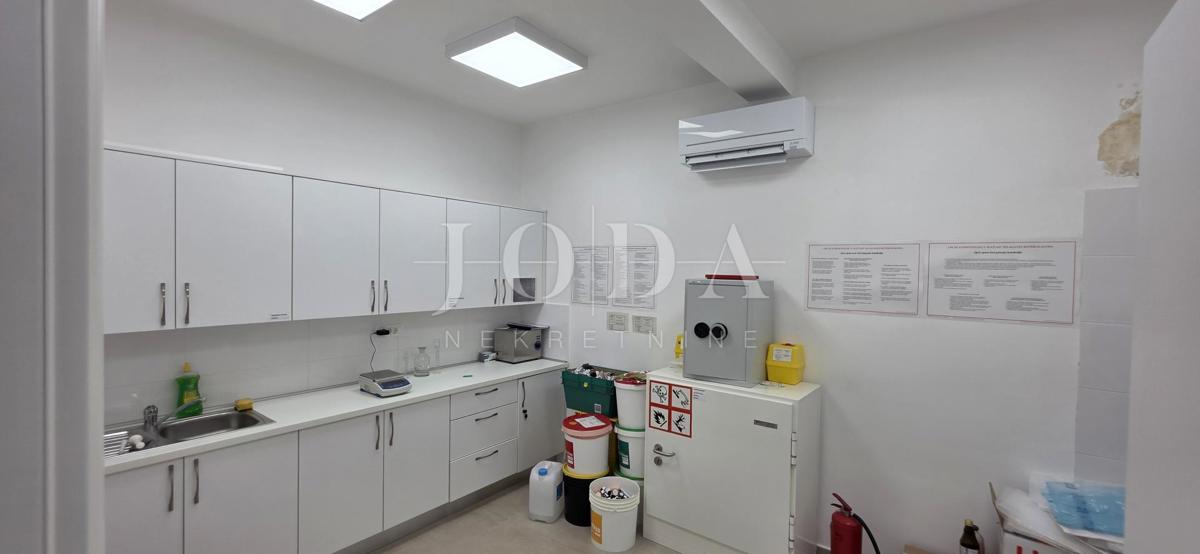 Locale commerciale con inquilino stabile (farmacia) – 103 m², piano terra, parcheggio, ottima posizione Dramalj