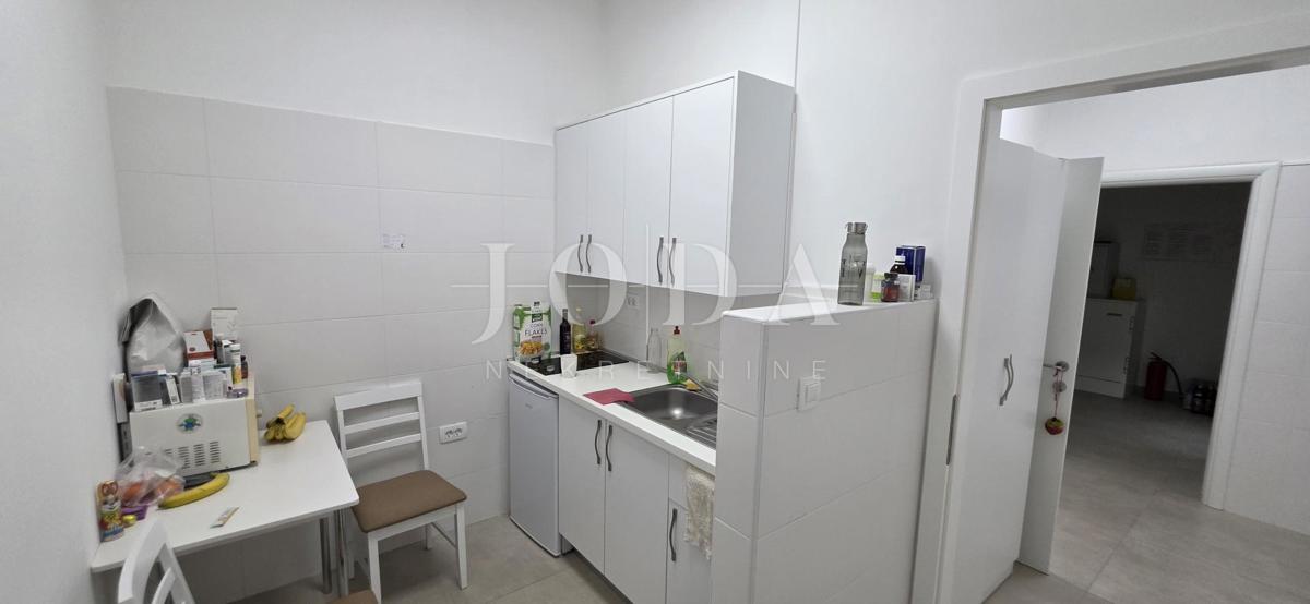 Locale commerciale con inquilino stabile (farmacia) – 103 m², piano terra, parcheggio, ottima posizione Dramalj