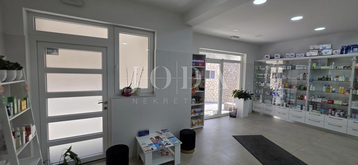 Locale commerciale con inquilino stabile (farmacia) – 103 m², piano terra, parcheggio, ottima posizione Dramalj