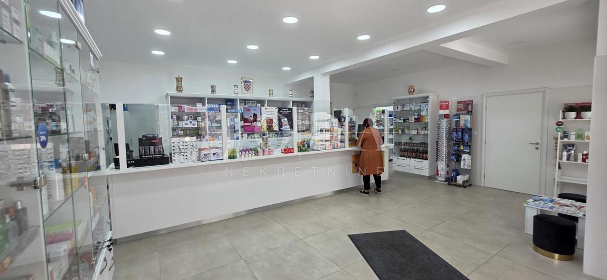 Locale commerciale con inquilino stabile (farmacia) – 103 m², piano terra, parcheggio, ottima posizione Dramalj