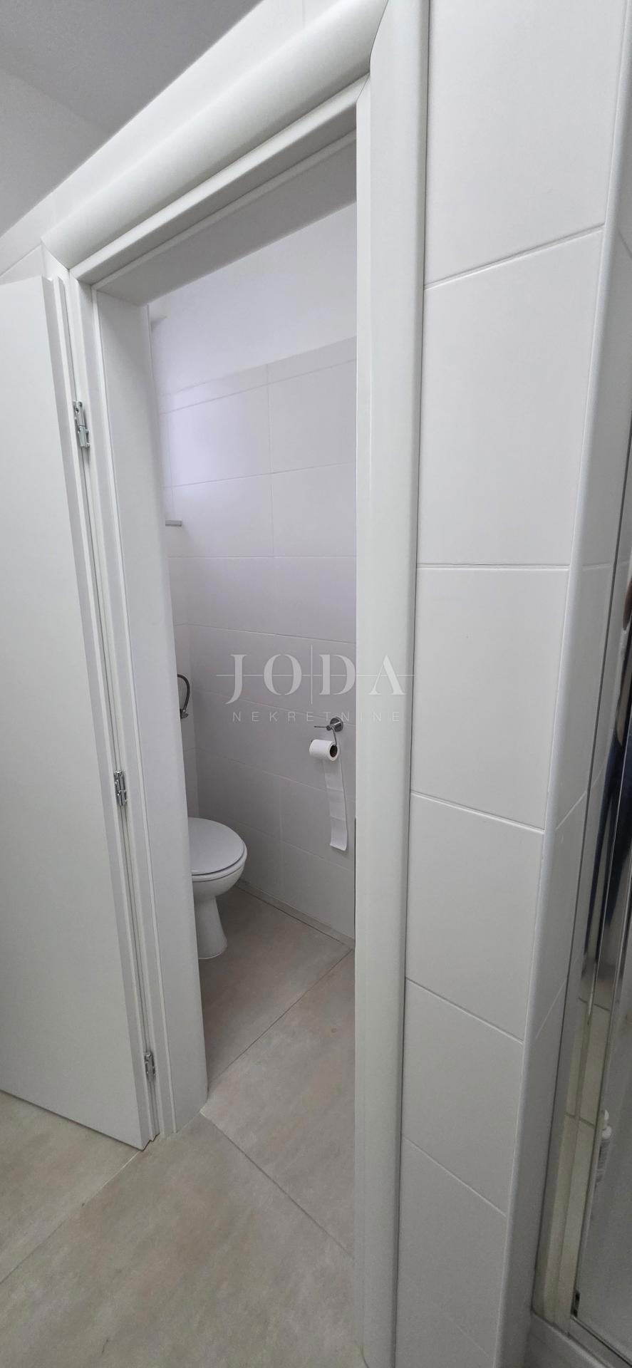 Locale commerciale con inquilino stabile (farmacia) – 103 m², piano terra, parcheggio, ottima posizione Dramalj