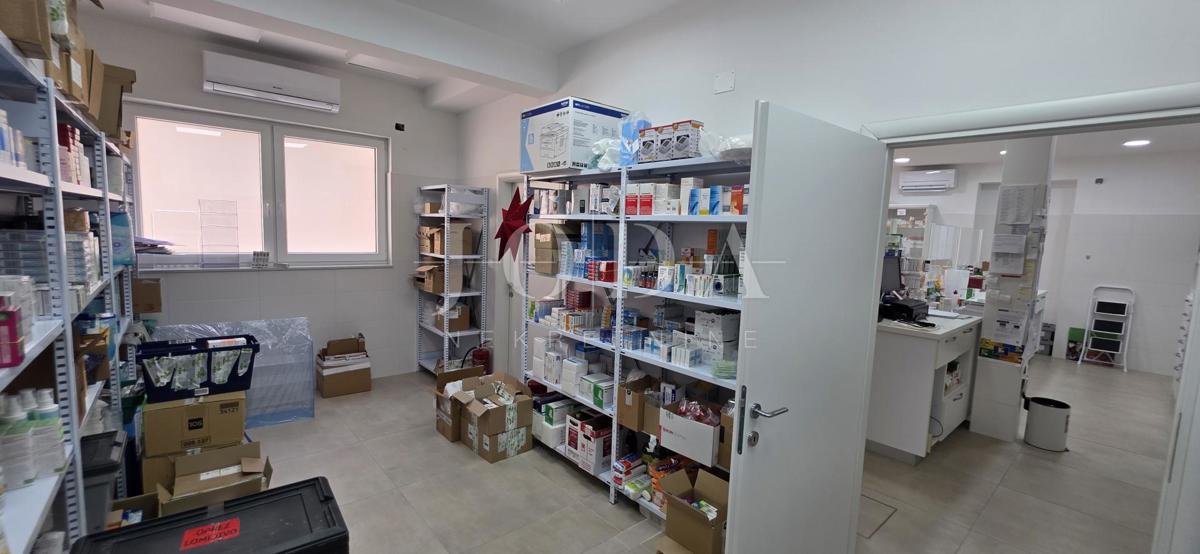 Locale commerciale con inquilino stabile (farmacia) – 103 m², piano terra, parcheggio, ottima posizione Dramalj