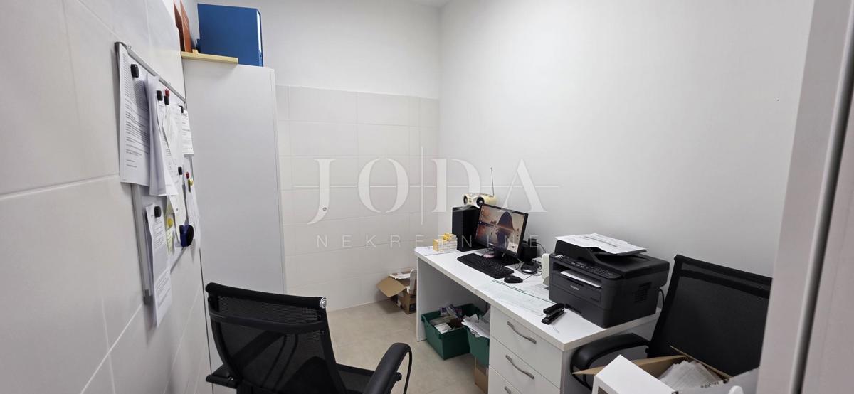 Locale commerciale con inquilino stabile (farmacia) – 103 m², piano terra, parcheggio, ottima posizione Dramalj