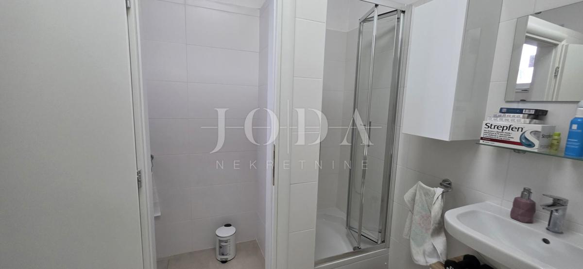 Locale commerciale con inquilino stabile (farmacia) – 103 m², piano terra, parcheggio, ottima posizione Dramalj