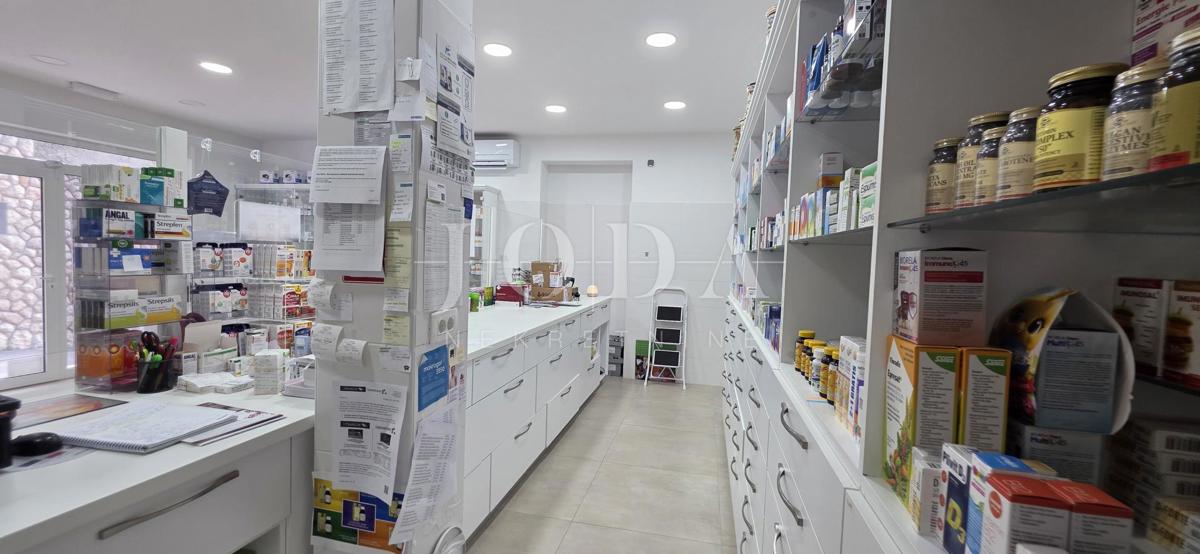 Locale commerciale con inquilino stabile (farmacia) – 103 m², piano terra, parcheggio, ottima posizione Dramalj