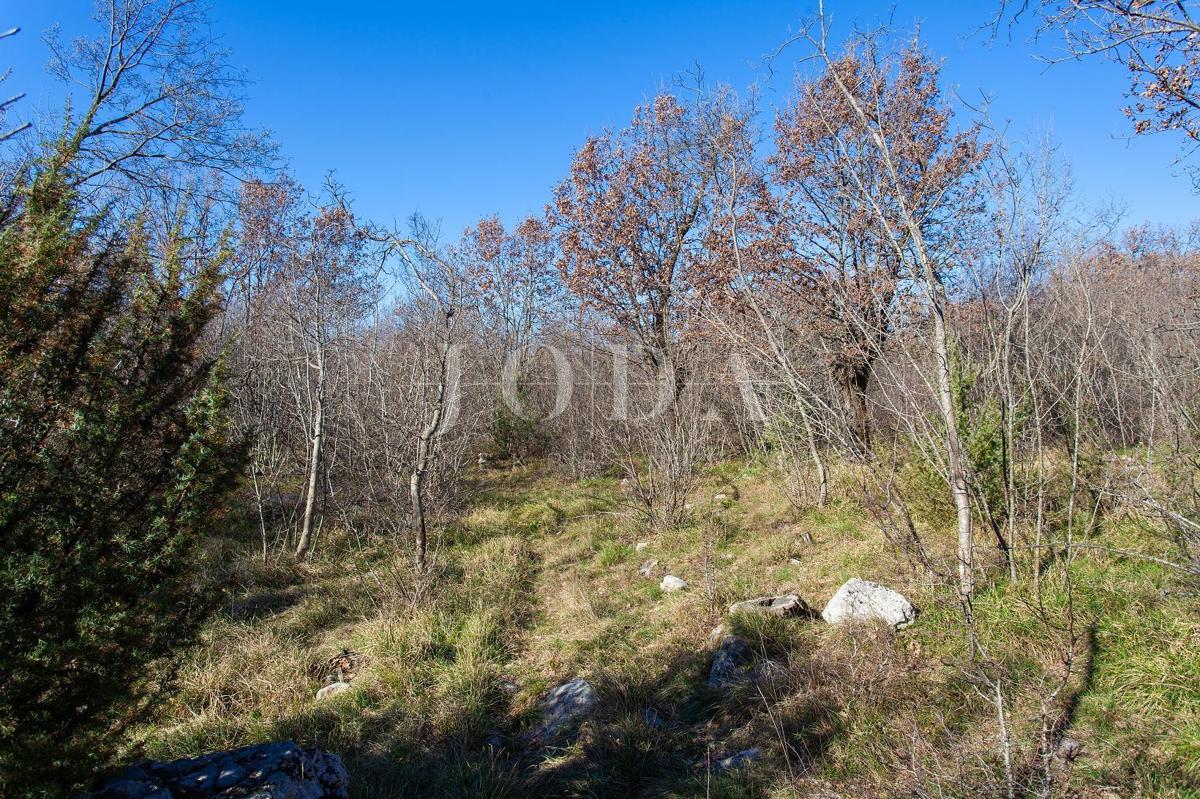 Ampio terreno non urbanizzato vicino alla città di Krk!