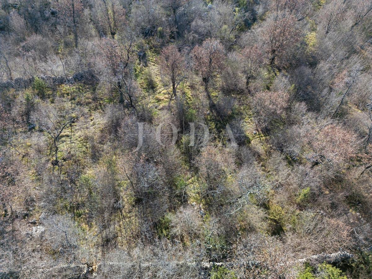 Ampio terreno non urbanizzato vicino alla città di Krk!