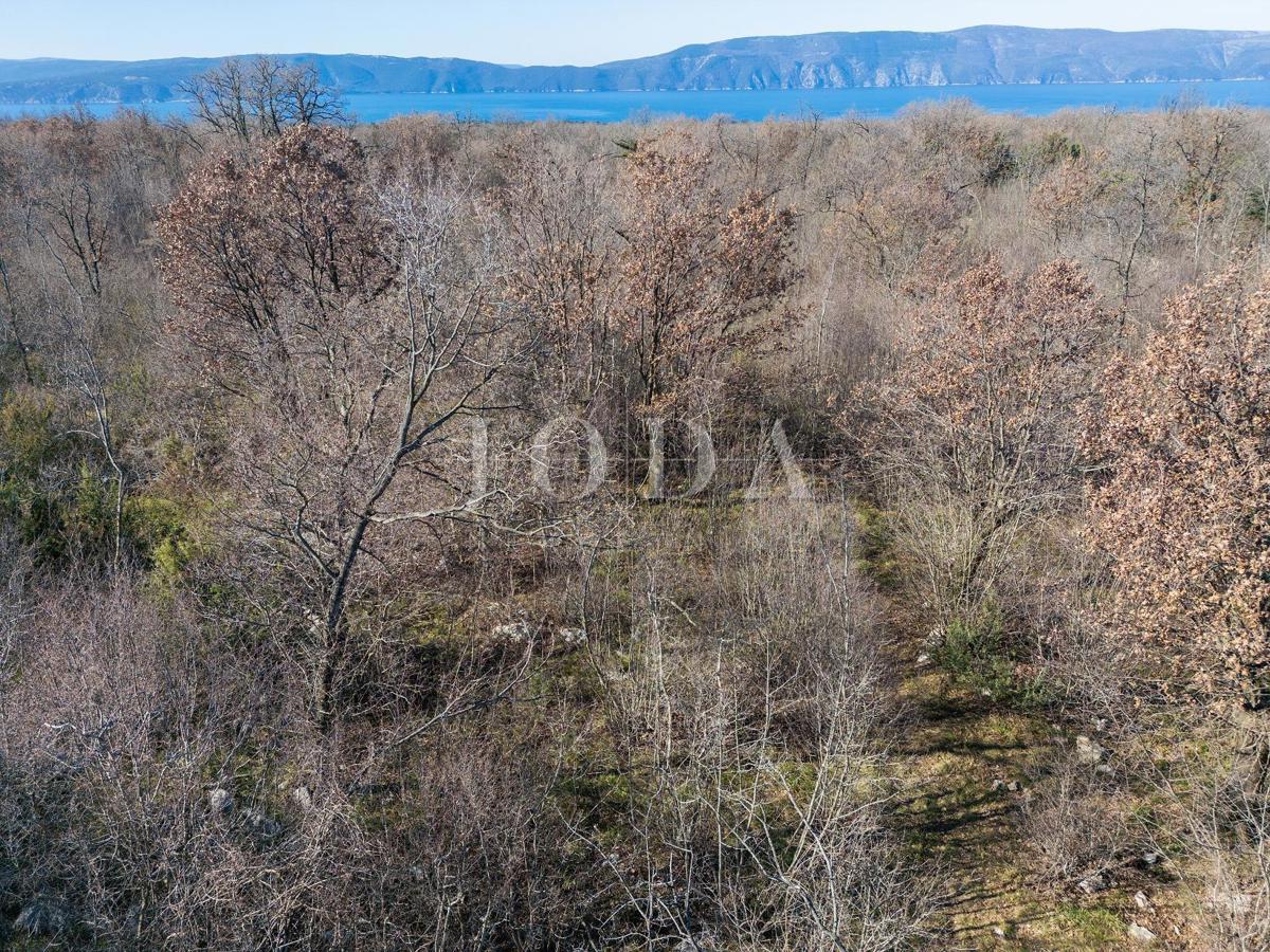 Ampio terreno non urbanizzato vicino alla città di Krk!