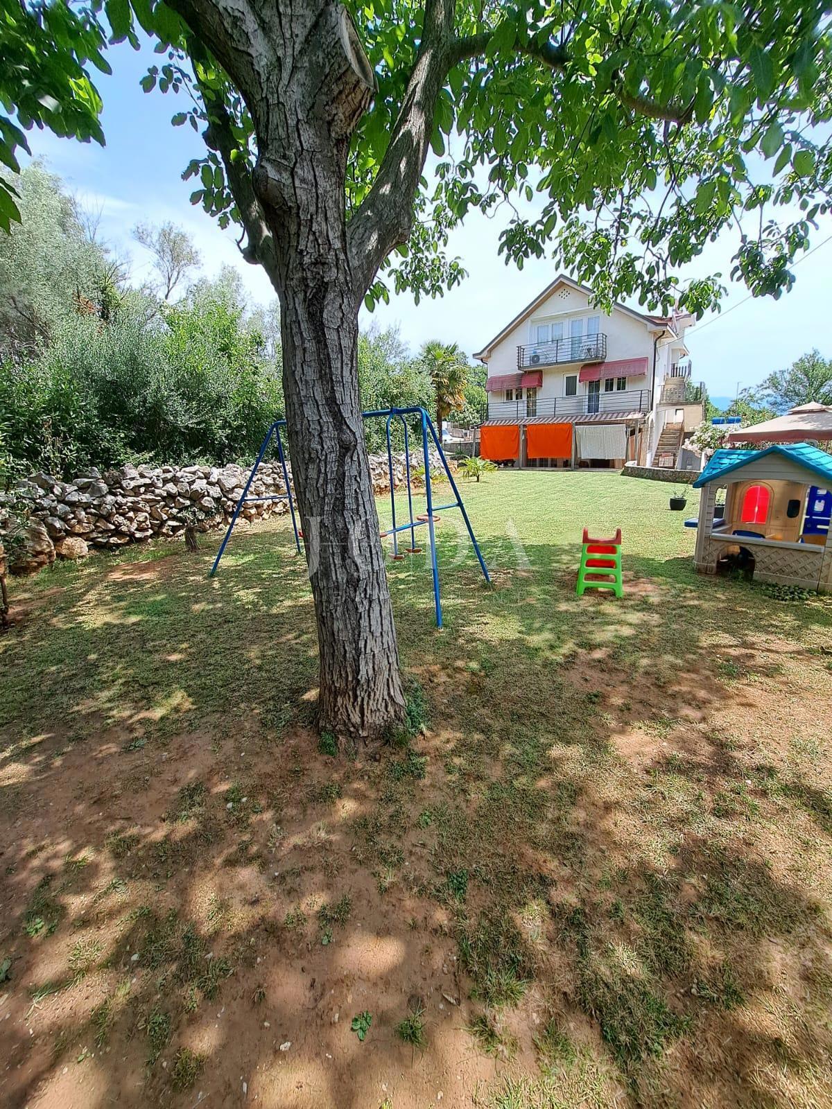 Beautiful house with 4 residential units, Vrbnik