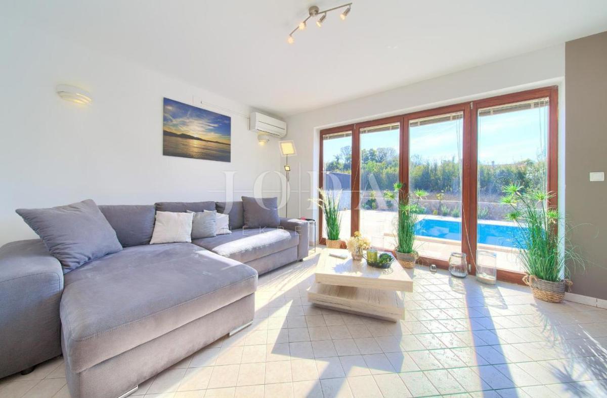 Bellisima villa con piscina, vicino di Malinska