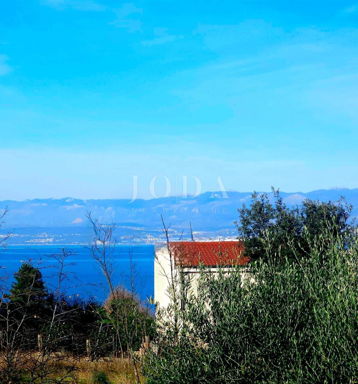 Malinska - terreno con vista mare vicino alla spiaggia