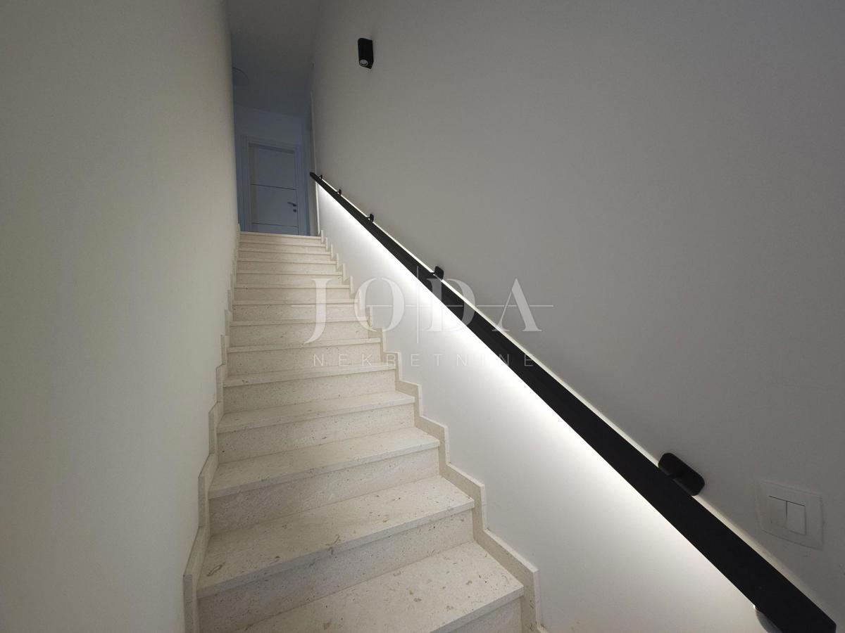 Casa bifamiliare in ottima posizione, Malinska centro