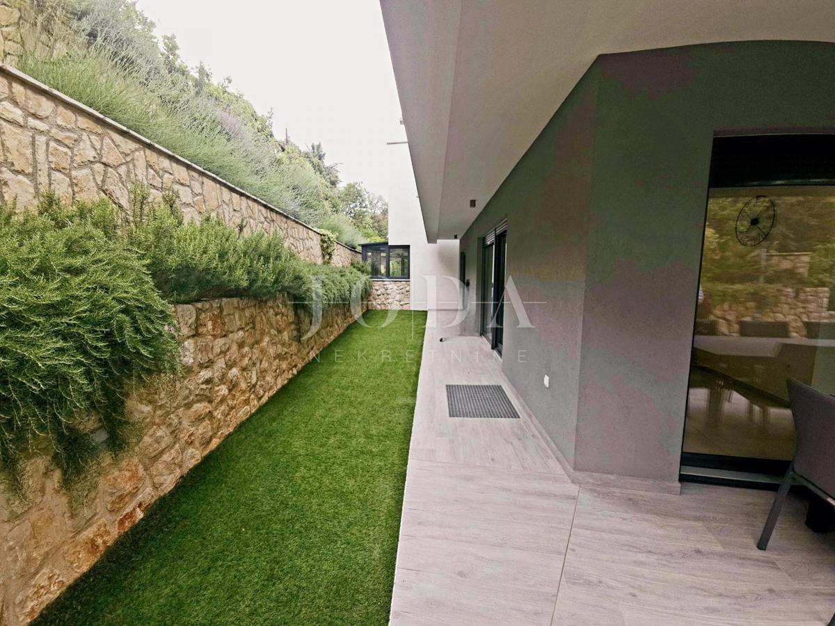 Casa bifamiliare in ottima posizione, Malinska centro