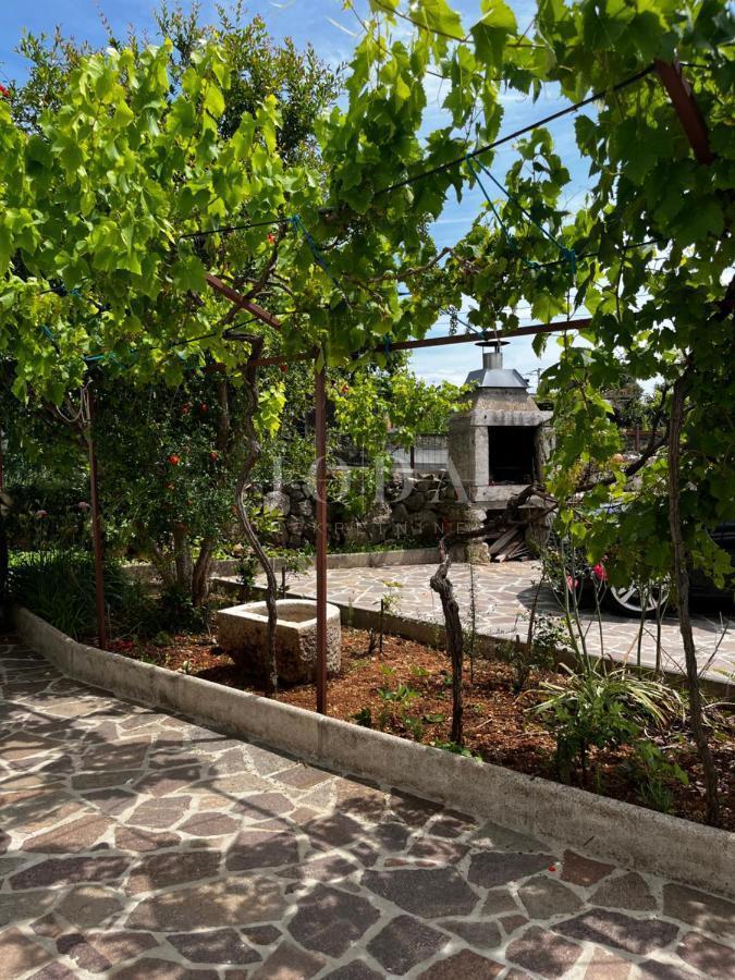 Casa in vendita vicino a Malinska, cinque appartamenti