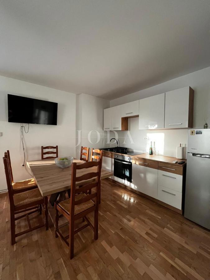 Casa in vendita vicino a Malinska, cinque appartamenti