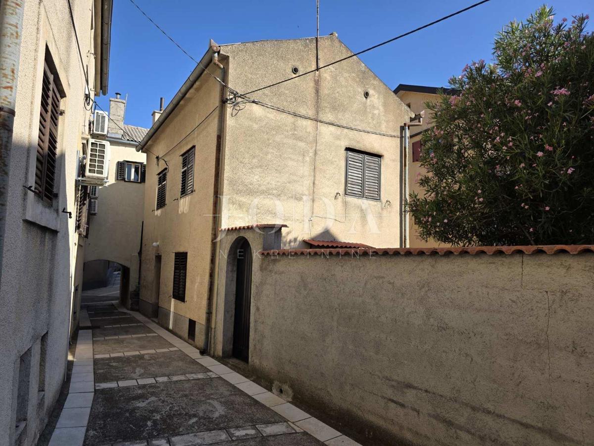 SENJ, casa con giardino nel centro della città
