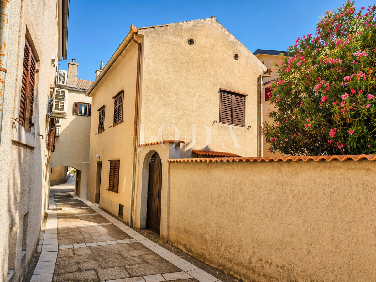 SENJ, casa con giardino nel centro della città