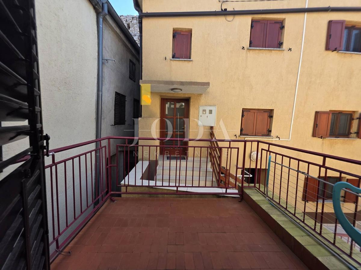 SENJ, casa con giardino nel centro della città