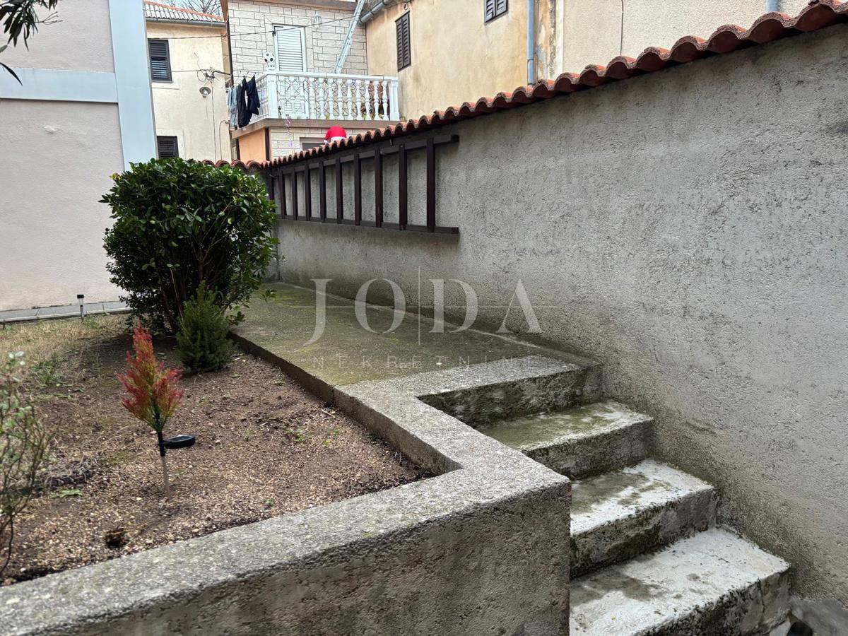 SENJ, casa con giardino nel centro della città