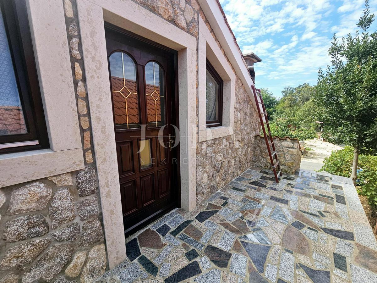 Casa con due appartamenti vicino a Malinska