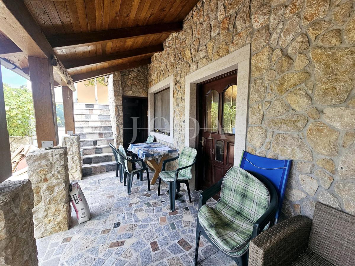 Casa con due appartamenti vicino a Malinska