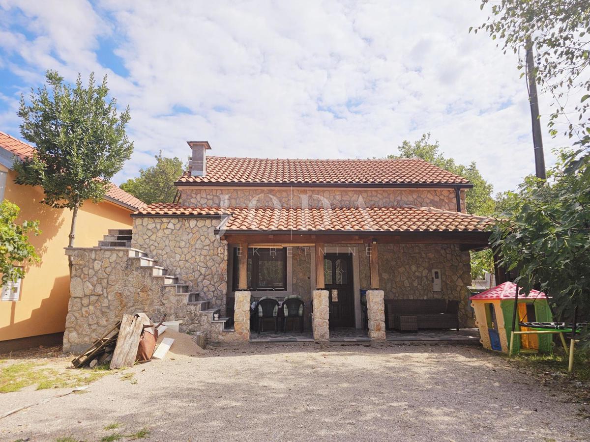 Casa con due appartamenti vicino a Malinska