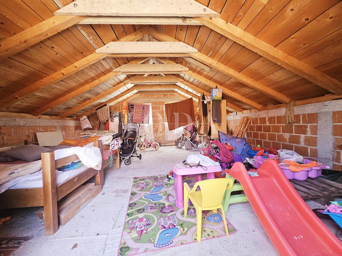 Casa con due appartamenti vicino a Malinska