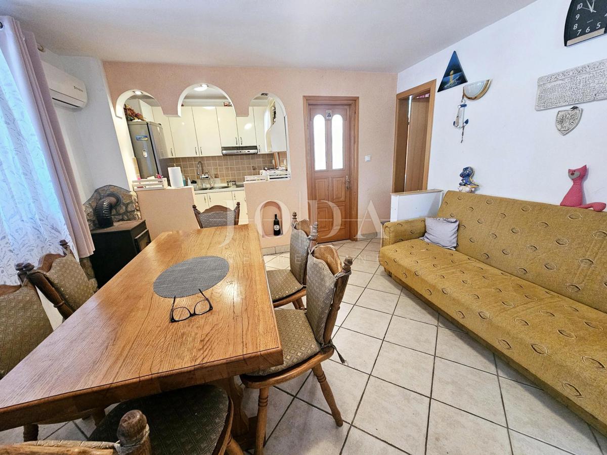 Casa con due appartamenti vicino a Malinska