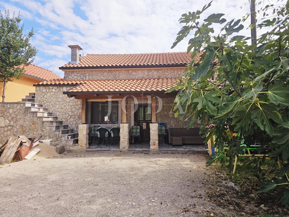 Casa con due appartamenti vicino a Malinska