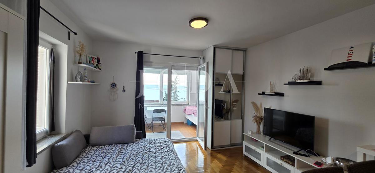 Appartamento Dramalj 39,40 m² | vista mare | parcheggio | giardino | completamente arredato | zona tranquilla