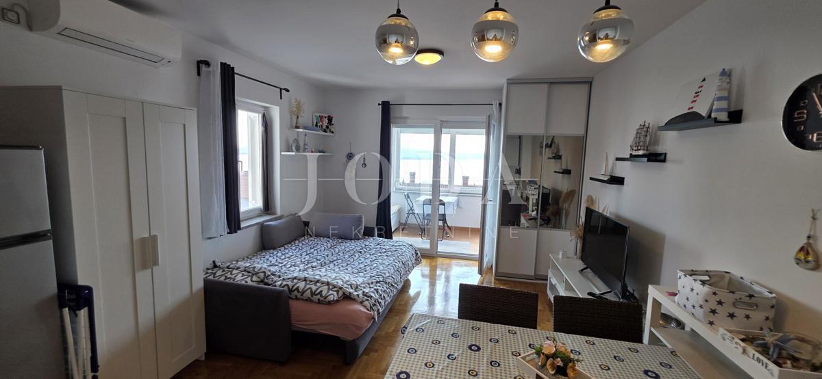 Appartamento Dramalj 39,40 m² | vista mare | parcheggio | giardino | completamente arredato | zona tranquilla