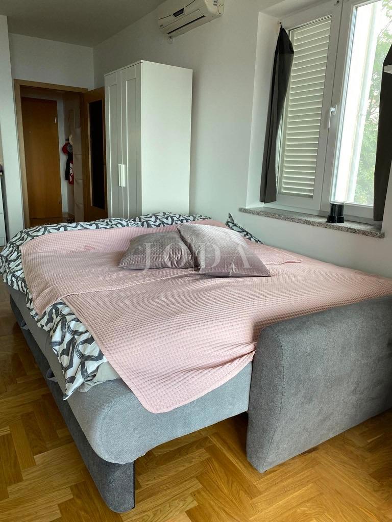 Appartamento Dramalj 39,40 m² | vista mare | parcheggio | giardino | completamente arredato | zona tranquilla