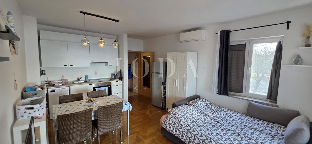 Appartamento Dramalj 39,40 m² | vista mare | parcheggio | giardino | completamente arredato | zona tranquilla