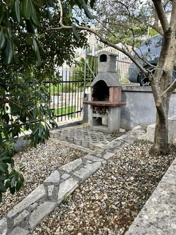 Appartamento Dramalj 39,40 m² | vista mare | parcheggio | giardino | completamente arredato | zona tranquilla