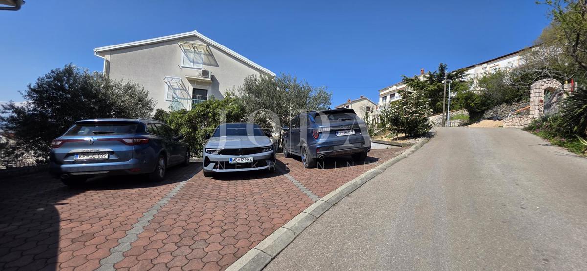 Appartamento Dramalj 39,40 m² | vista mare | parcheggio | giardino | completamente arredato | zona tranquilla